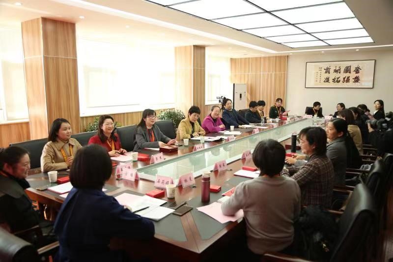 參會人員進行熱烈的討論.jpg